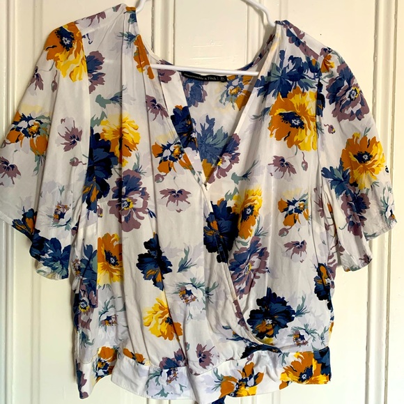 Abercrombie & Fitch Tops - Abercrombie & Fitch floral crop top